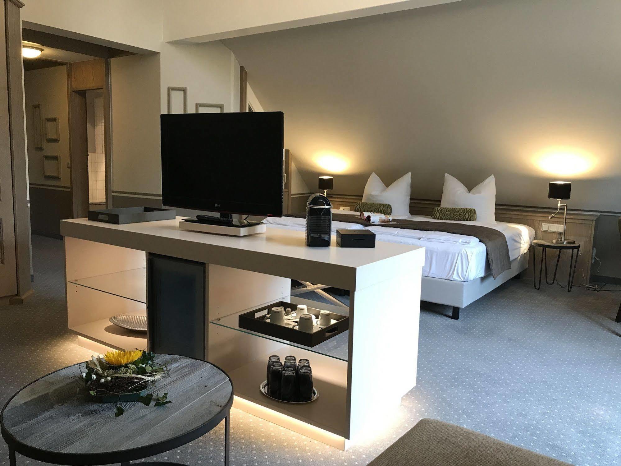 Romantisches Hotel Menzhausen Uslar Buitenkant foto