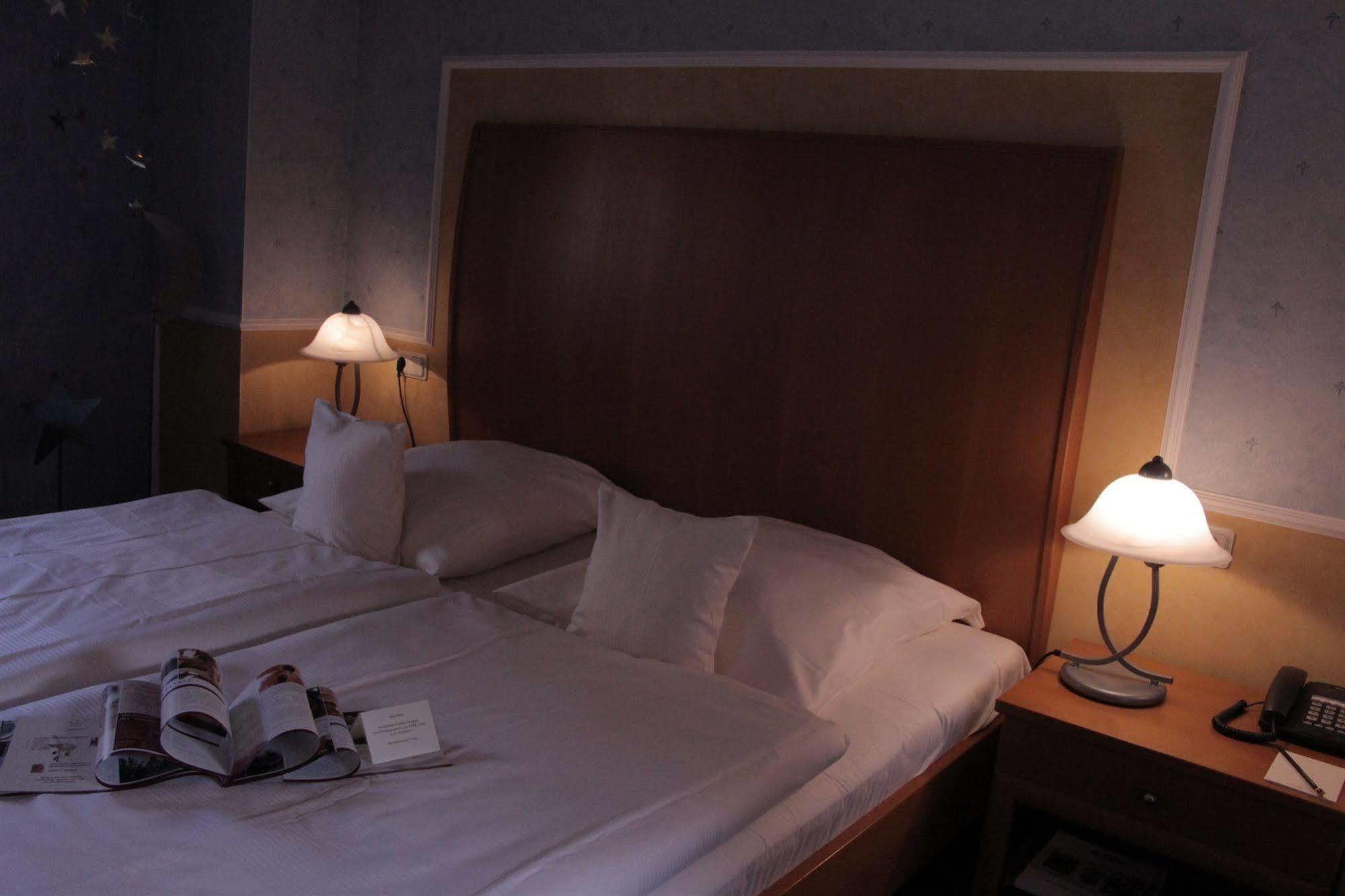 Romantisches Hotel Menzhausen Uslar Buitenkant foto