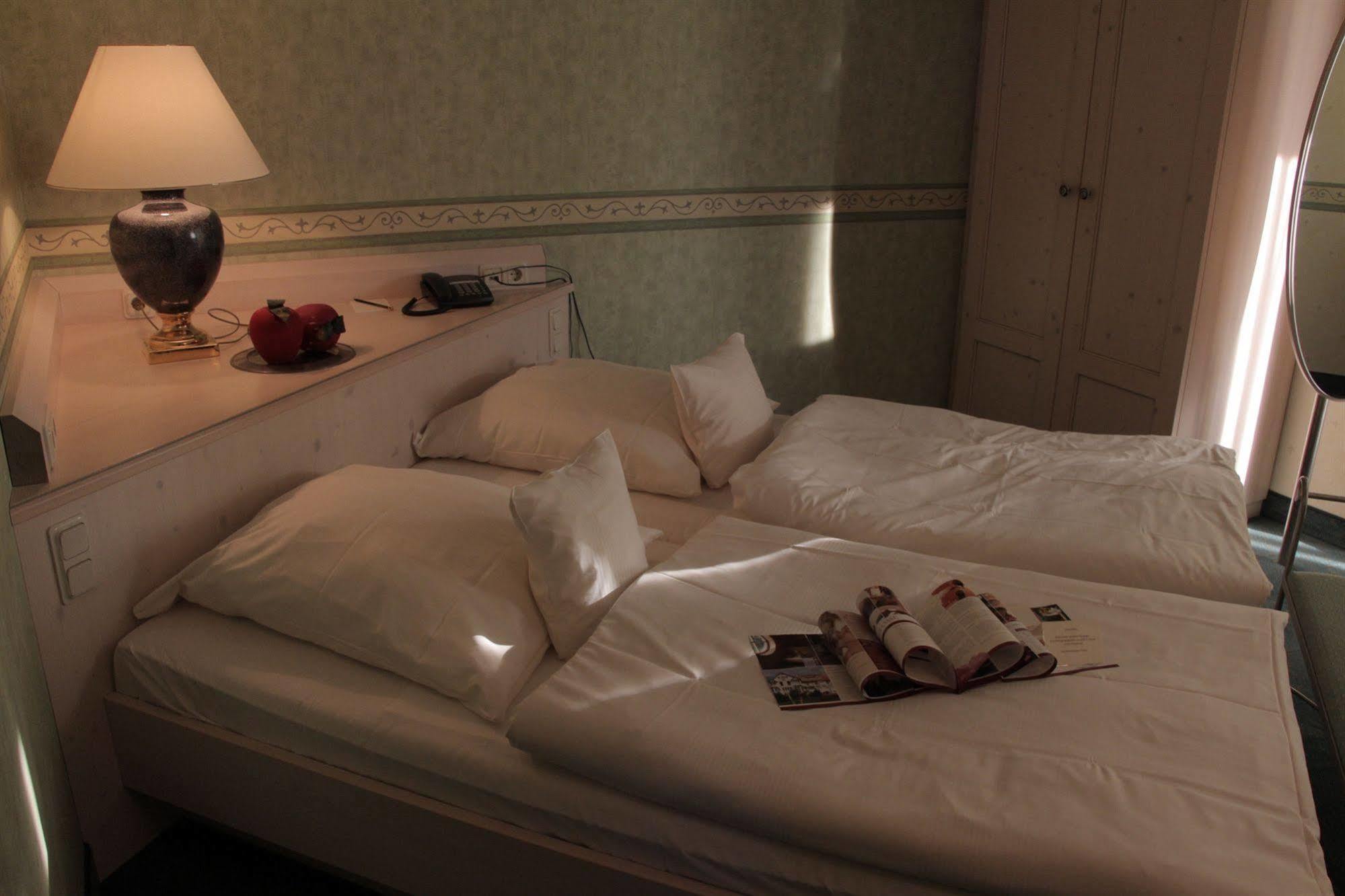 Romantisches Hotel Menzhausen Uslar Buitenkant foto