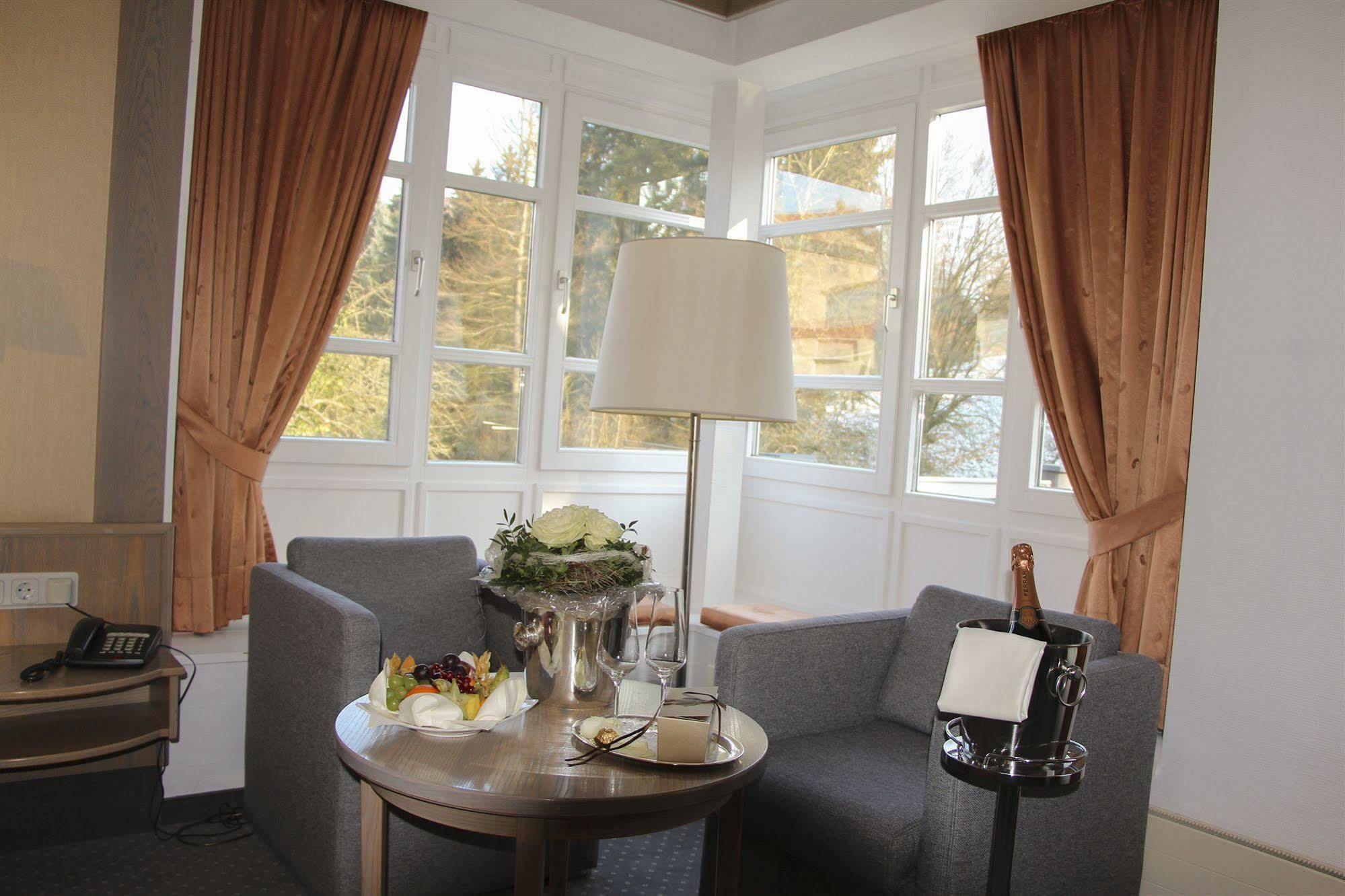 Romantisches Hotel Menzhausen Uslar Buitenkant foto