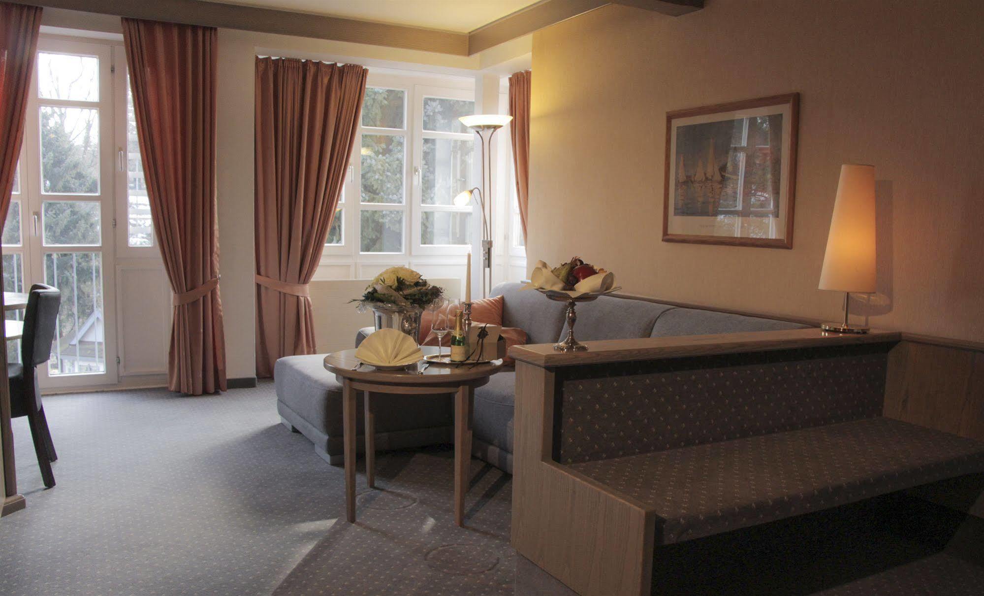 Romantisches Hotel Menzhausen Uslar Buitenkant foto