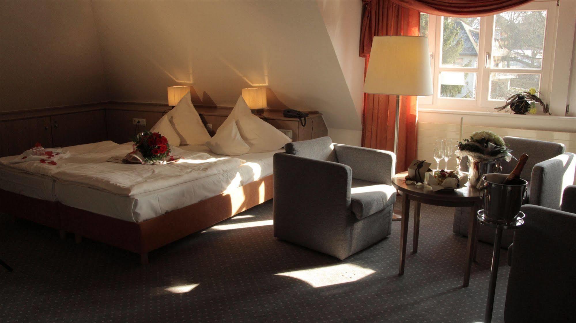 Romantisches Hotel Menzhausen Uslar Buitenkant foto